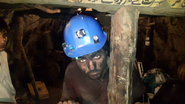 بلوچ طالب علم نے کان حادثات سے بچاؤ کیلئے اسمارٹ آئی ہیلمٹ بنا لیا