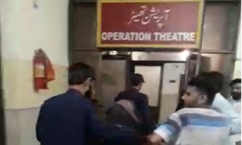 مریض پر توجہ کیوں نہیں دی؟ لواحقین نے ڈاکٹر کی ٹانگ توڑ دی