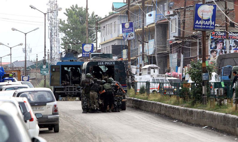 کشمیر میں مسلمان ڈرائیور جان کی بازی ہار گیا: فوج نےملبہ آبادی پر ڈال دیا گیا