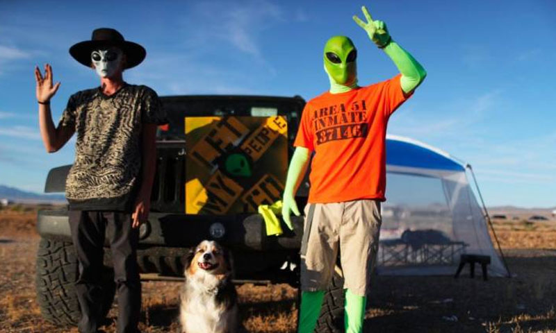 مختلف ممالک کے لوگ دنیا کے پراسرار تین مقام پر پہنچ گئے