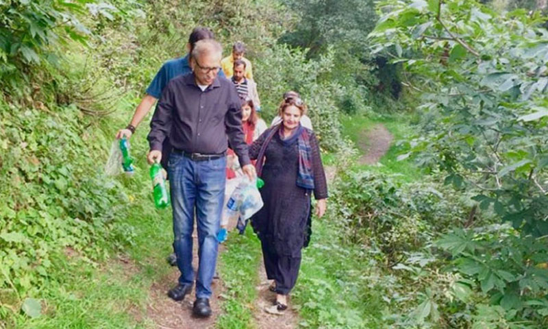 صدر مملکت عارف علوی نے ہائیکنگ کے دوران کچرا چُنا