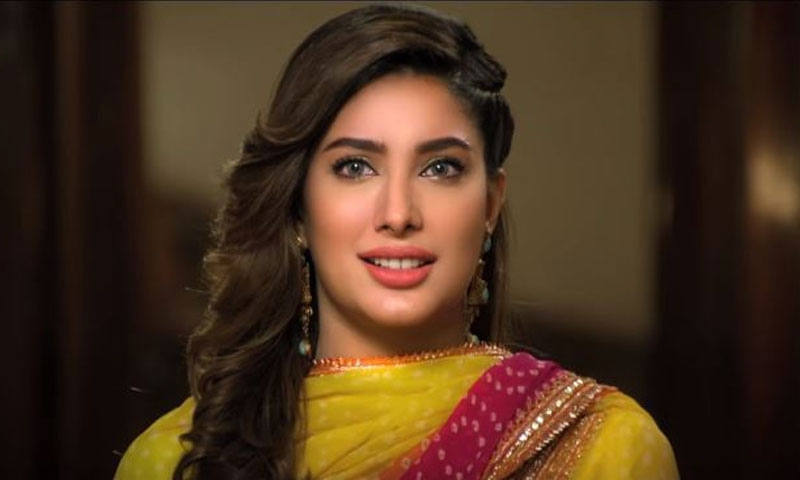 معروف اداکارہ مہوش حیات نے بھی یوٹرن لے لیا