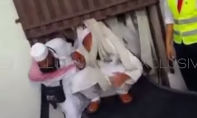 آب زم زم کے لیے بے صبرے حاجی