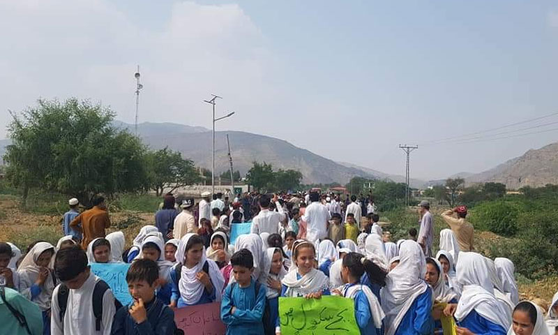 استانیوں کی عدم حاضری پر طالبات کا احتجاج