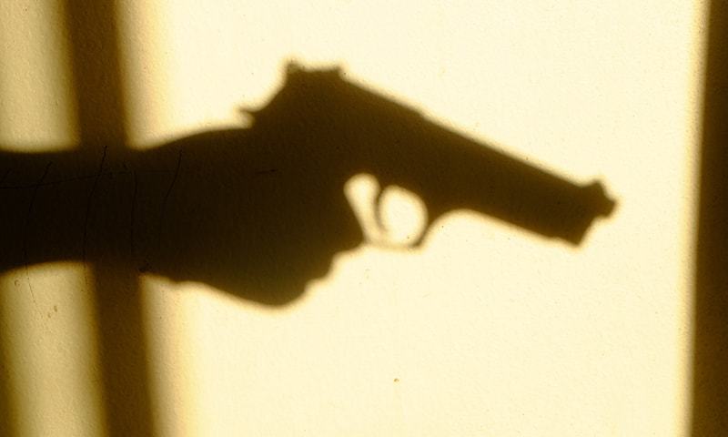 کراچی: ڈکیتی کے دوران مسلح ڈاکوؤں کی فائرنگ سے شہری زخمی