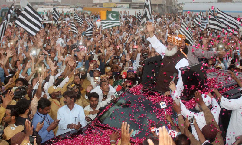 آزادی مارچ کے شرکا پر مشتمل قافلہ کل لاہور میں داخل ہو جا ئے گا