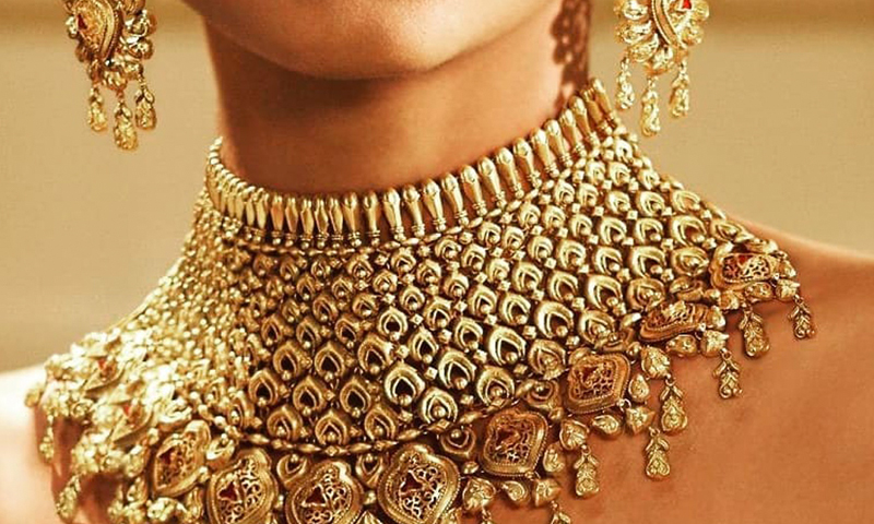 سونے کی قیمت سنبھل نہ سکی، عالمی منڈی میں ایک بار پھر بڑی کمی