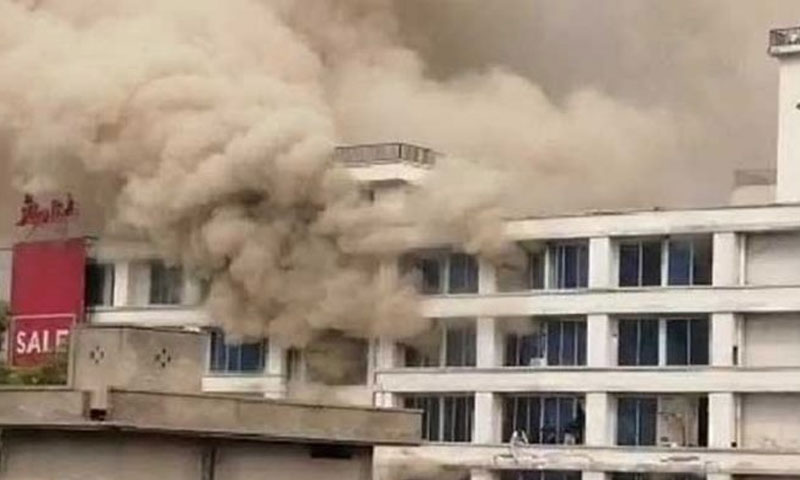 گجرات: شاپنگ مال میں آتشزدگی سے ایک لڑکی جاں بحق