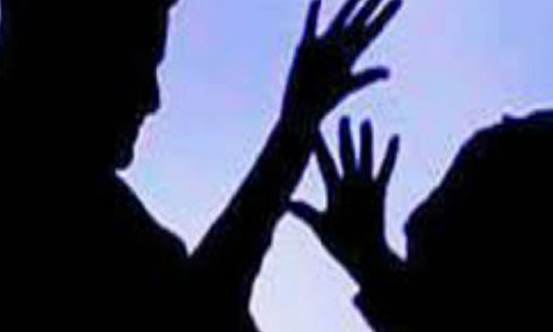 انسانیت سوز واقعہ: ملزمان خاتون کے کپڑے اتروا کر ہمراہ لے گئے