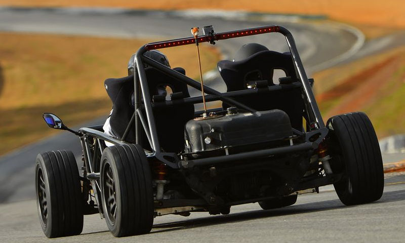 پاکستان میں تیل کے کم خرچ پر چلنے والی کار تیار