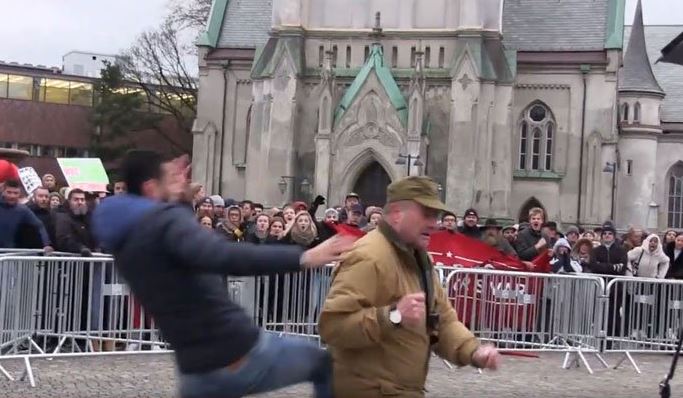 قرآن کی بیحرمتی کو روکنے والے نوجوان سے متعلق معلومات سامنے آ گئیں