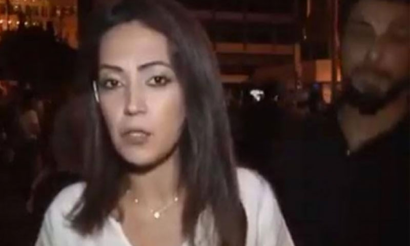 حکومت مخالف احتجاج میں خاتون صحافی کو بوسہ