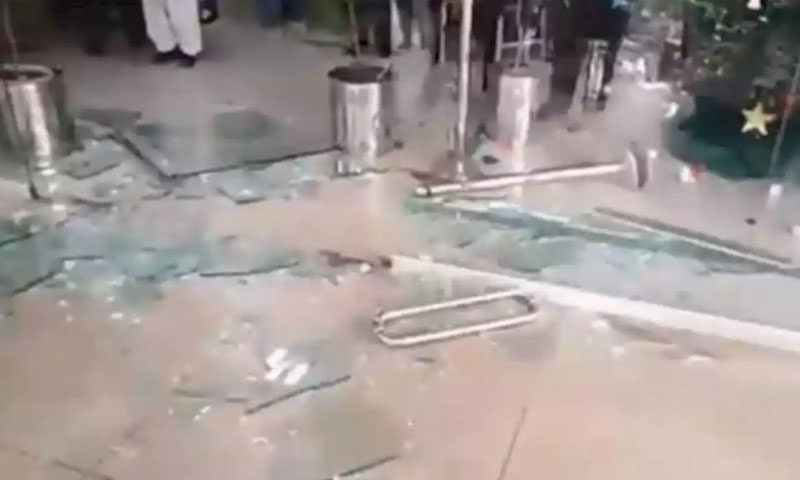 پی آئی سی پر وکلا کا حملہ: میڈیکل کالج کی طالبات بھی نشانہ بنیں