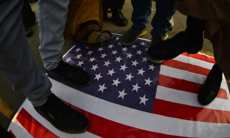 عراق: مظاہرین کا امریکی سفارت خانے پر دھاوا