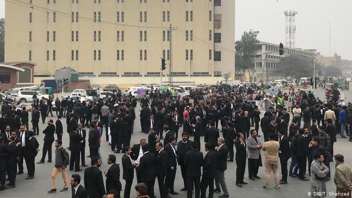 سانحہ پی آئی سی پر سینئر وکلاء نے معافی مانگ لی