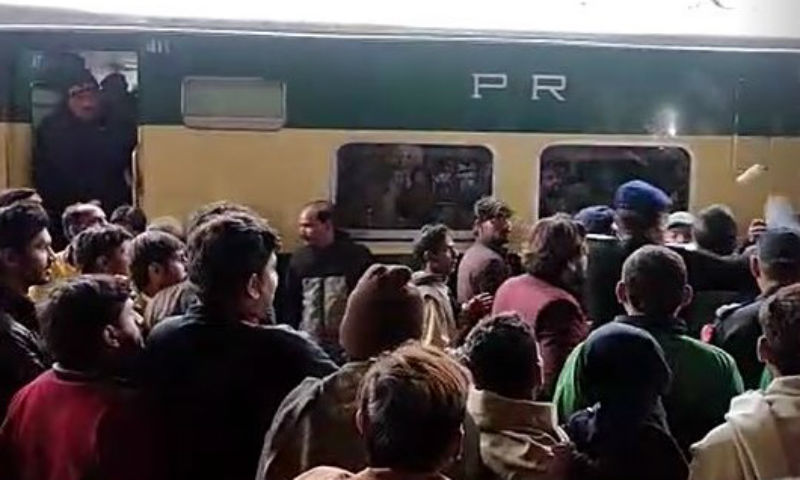 سرگودھا: شیخ رشید کی ٹرین پر شہری نے انڈے پھینک دیئے