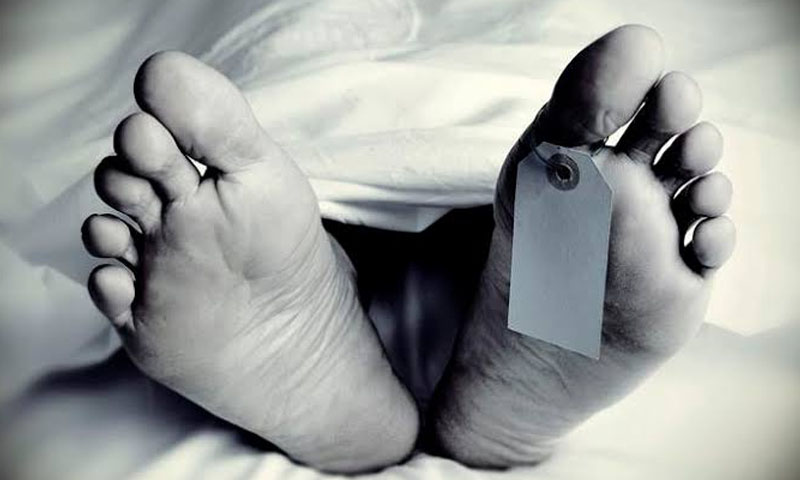 کراچی: ڈاکٹروں کا کارنامہ، زندہ کو کفن پہنوا دیا، خاتون کھڑی ہوئیں تو دوڑیں لگ گئیں