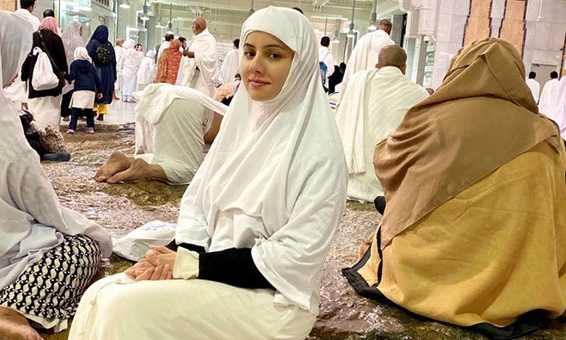 رابی پیرزادہ نے عمرے کی سعادت حاصل کر لی