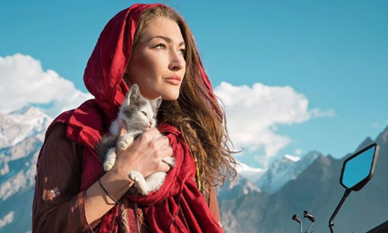 نومسلم کینیڈین سیاح روزی گیبریل کس فقہ کی پیروی کریں گی؟