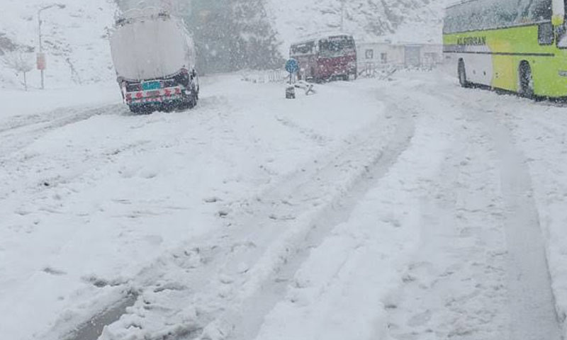 کوئٹہ: گاڑیاں برفانی طوفان میں پھنس گئیں، مسافروں کی مدد کے لیے اعلانات