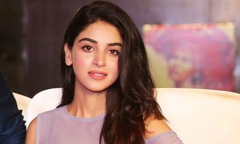 انمول بلوچ کی سرخ لباس میں تصاویر نے مداحوں کے دل موہ لیے