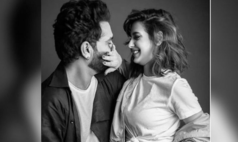 اقرا عزیز اور ان کی بہن کی تصویر سوشل میڈیا پر وائرل