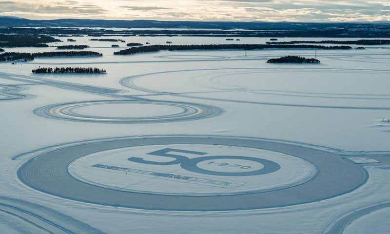 مہنگی ترین گاڑی کی سالگرہ کے موقع پر 45 ہزار قدم چل کر لوگو بنایا گیا