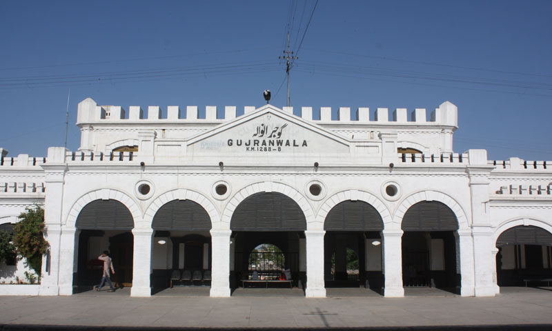 گوجرانوالہ کا قدیم ریلوے اسٹیشن اپنی حالت پر شکوہ کناں