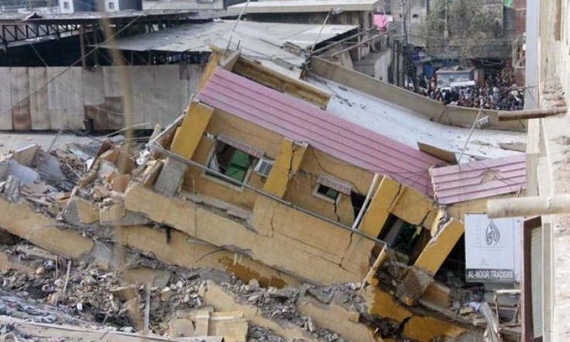 کراچی: گلبہار میں زمیں بوس ہونے والی عمارت کے متاثرین کا احتجاج سانحہ گلبہار کے متاثرین کو عمارت تعمیر کرکے دوں گا، پی ٹی آئی رہنما