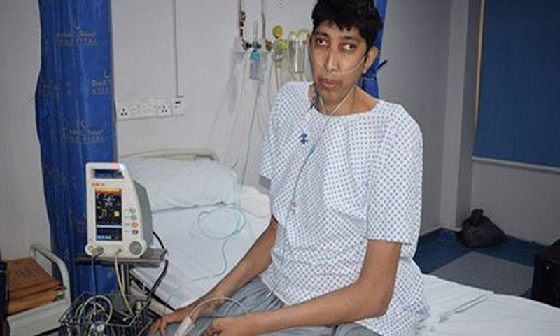 دراز قد کے باعث شہرت پانے والے نصیر سومرو 18 روز سے گھر میں قید