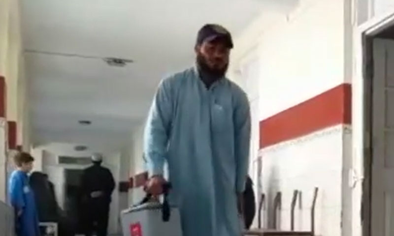 معذور ورکر کا بچوں کو پولیو سے بچانے کا عزم