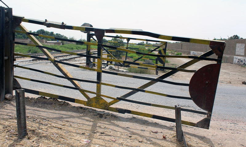 دادو: ریتی بجری کے خراب ٹرک نے ریلوے ٹریفک معطل کرادیا Railway