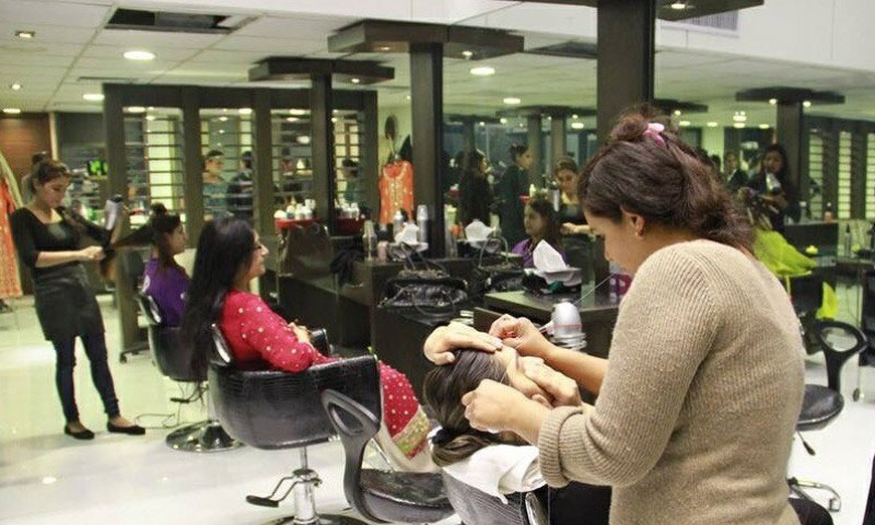 بیوٹی پارلرز پرتالے،کورونا خواتین کے بناؤسنگھار میں بھی رکاوٹ