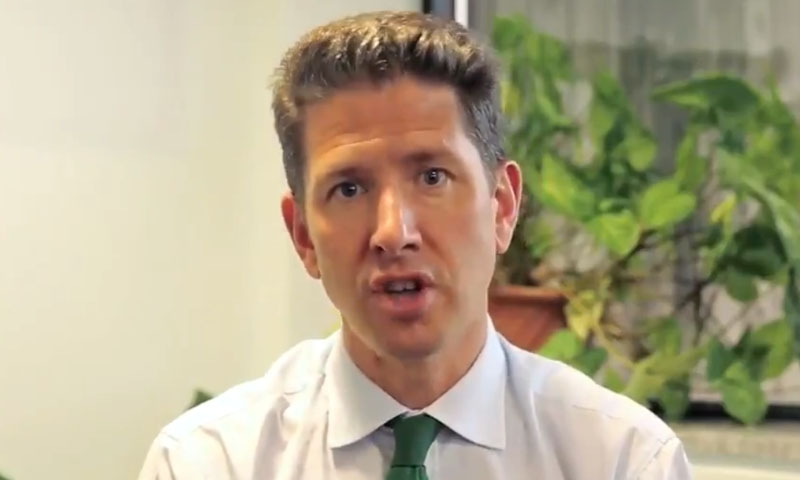 ٹڈی دل کا خاتمہ: برطانیہ سے اسپرے مشینیں پاکستان پہنچ گئیں