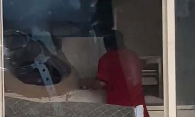 تھوک لگا کر روٹی بنانے والا گرفتار