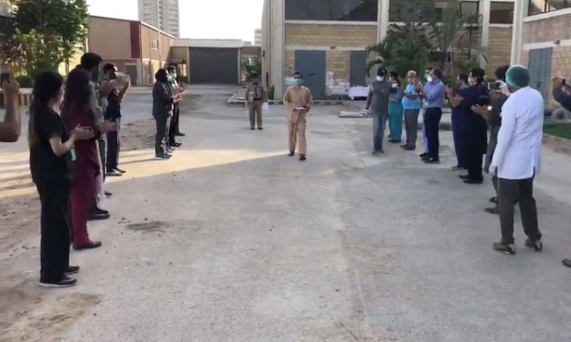 سندھ:کورونا کو شکست دینے والے مریض کی اعزاز کے ساتھ واپسی