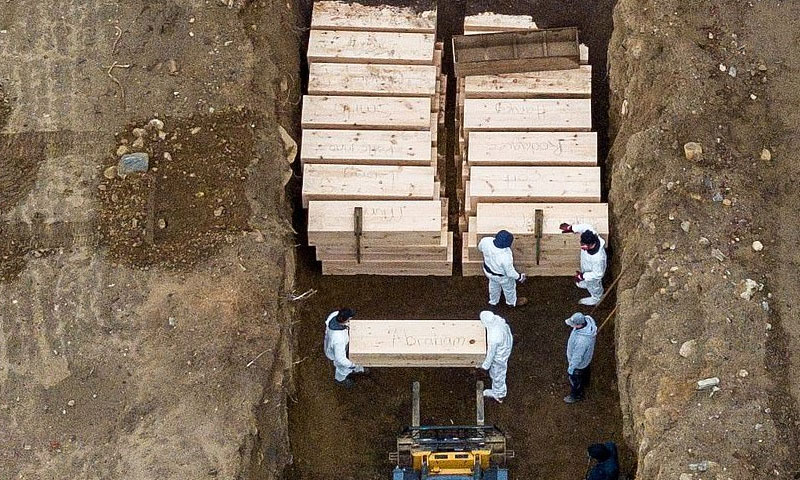 امریکہ میں کورونا سے ہلاک ہونے والوں کی اجتماعی قبریں