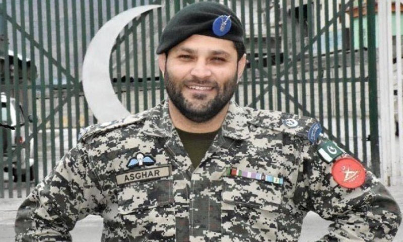 پاک فوج کے میجر محمد اصغر کورونا کے خلاف لڑتے ہوئے شہید پاک فوج کے میجر اصغر کورونا کے خلاف لڑتے ہوئے شہید