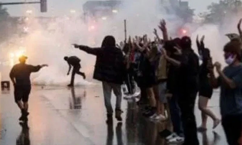 امریکہ میں سیاہ فام لڑکی کی ہلاکت کے خلاف مسلح احتجاج