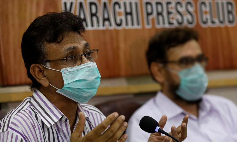 ڈاکٹروں نے لاک ڈاؤن میں نرمی کی پھر مخالفت کردی