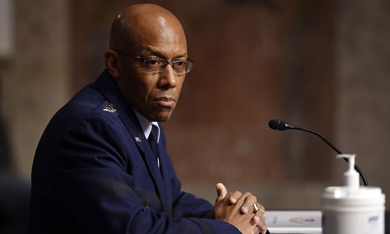 چارلس براؤن امریکی فضائیہ کے پہلے سیاہ فام سربراہ مقرر