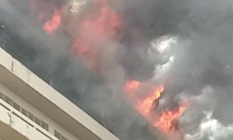 کراچی: عمارت میں آگ لگنے کے باعث 4 افراد جاں بحق