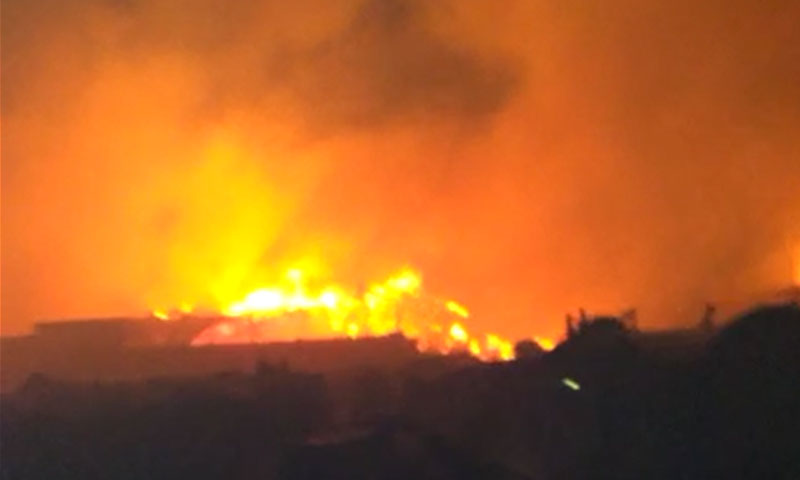 کراچی میں آتشزدگی:50سے زائد باڑے جل گئے، سینکڑوں جانور جھلس کر ہلاک