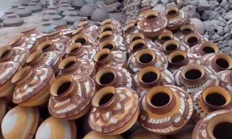 مٹی سے برتن بنانے کا دم توڑتا ہنر۔۔۔