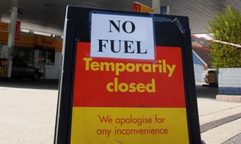 پیٹرول کی قلت پر 3 کمپنیوں کو شو کاز نوٹس جاری پیٹرول کی قلت پر 3 کمپنیوں کو شو کاز نوٹس جاری