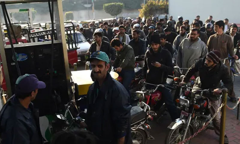 حکومت پیٹرول بحران پر قابو پانے میں تاحال ناکام، شہری خوار