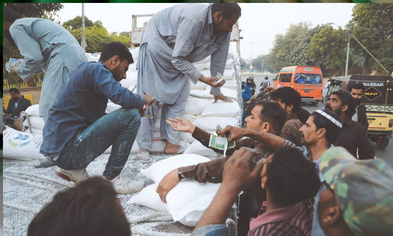 کراچی میں آٹا مہنگا اور لاہور میں نایاب ہوگیا