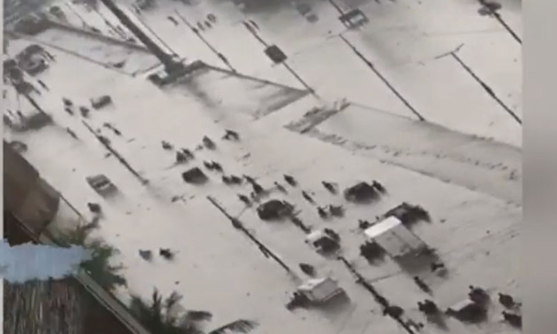 کراچی میں مسلسل تیسرے روز بھی بارش، سڑکیں تالاب بن گئیں