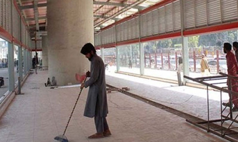 بارش کے بعد بی آرٹی اسٹیشن کی چھتیں ٹپکنے لگیں