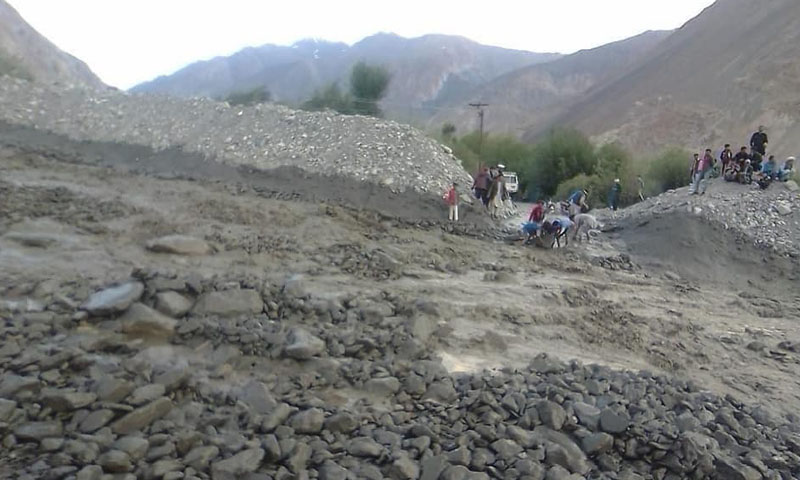 اپر چترال: بارش سے رابطہ پل بہہ گیا، لوگوں کی نقل مکانی اپر چترال: بارش سے رابطہ پل بہہ گیا، لوگوں کی نقل مکانی